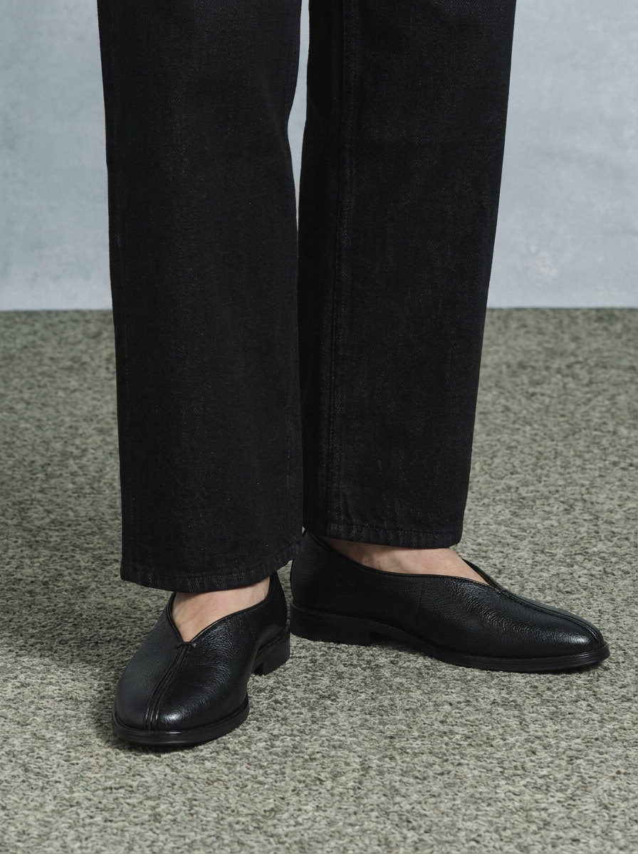BLACK PIPED LOAFER